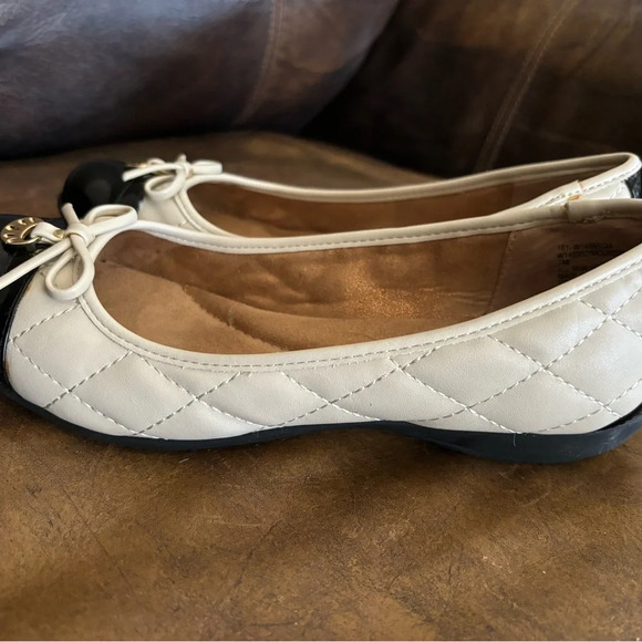 Beartacks flats quilted w/ bow accents. - Picture 2 of 3